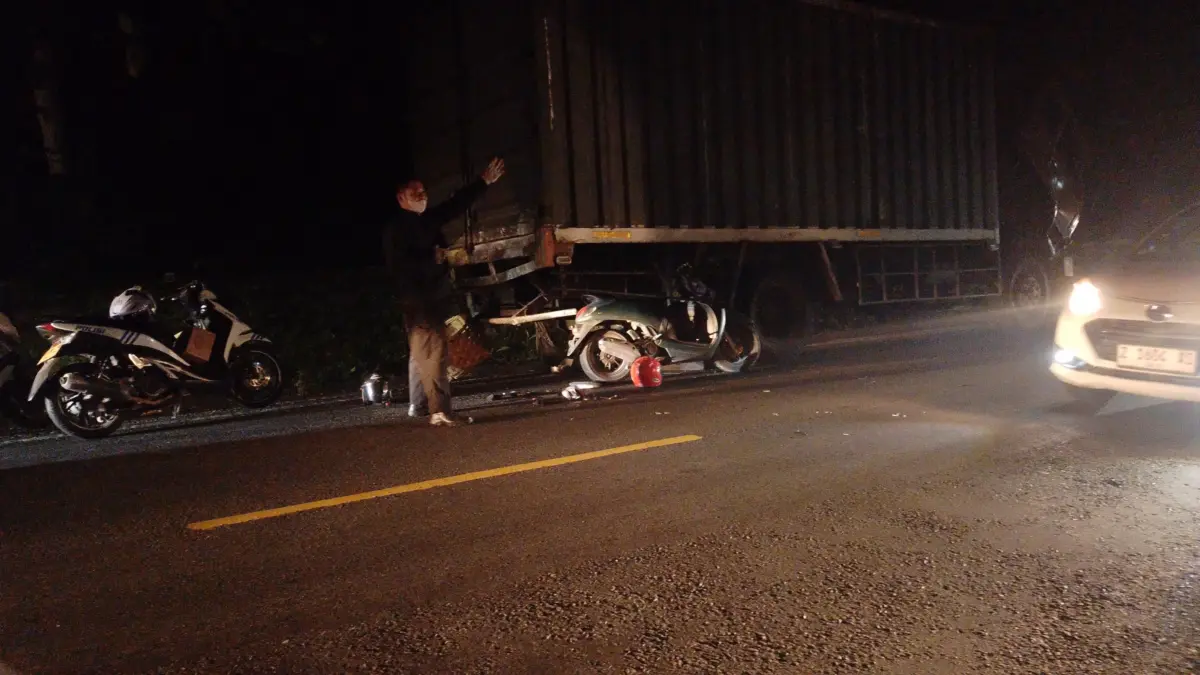 Empat Sepeda Motor Hantam Truk Diduga Mogok Terparkir di Jalan Cadas Pangeran yang Gelap, 3 Orang Luka-luka