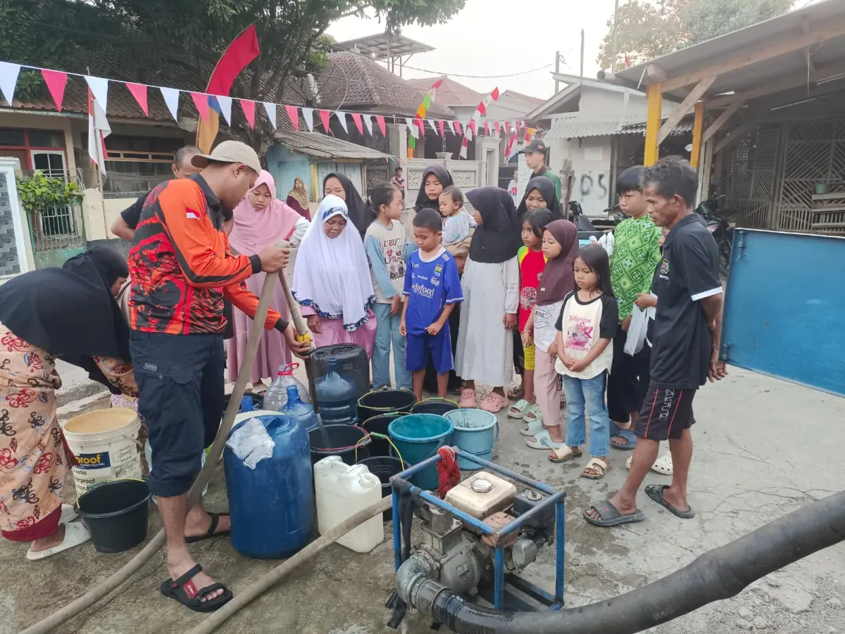 Kemarau Makin Mengering, Petugas Kembali Salurkan 12.000 Liter Air Bersih ke Dua Desa di Tasikmalaya