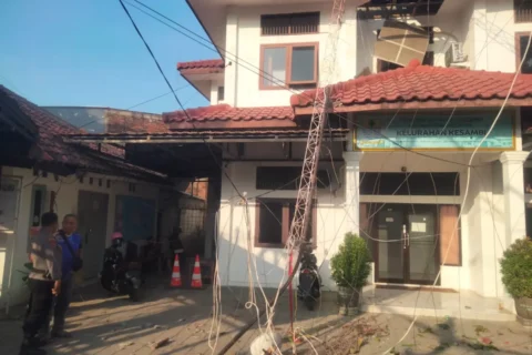 Tragedi Pembongkaran Tower: Maut Menghantui Kantor Kelurahan Kesambi, Satu Pekerja Tewas, Satu Terluka Parah